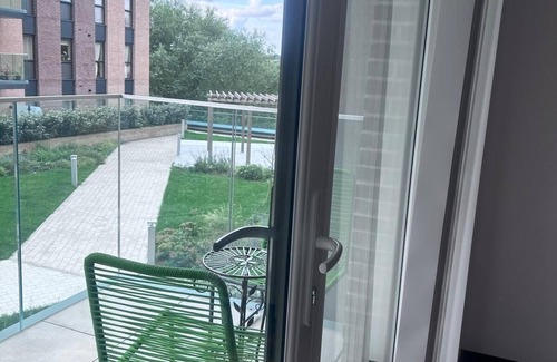 Harlow Apartment | The Sunrise Den-Lovely 2 bedroom apartment/Parking