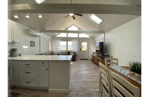 Hull House | The Sunset Bay Retreat - Cozy Beach Bungalow