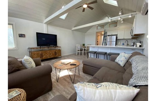 Hull House | The Sunset Bay Retreat - Cozy Beach Bungalow