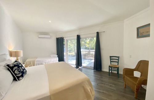 Rainbow Bay Hotel | The Sunset Cove and Rainbow Room