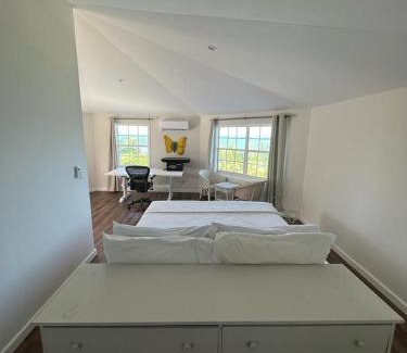 Rainbow Bay Hotel | The Sunset Cove and Rainbow Room