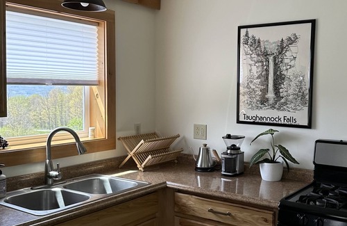 Burdett House | The Sunset Suite