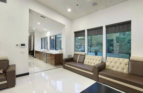 Chevy Chase House | THE SUNSHINE 3B|3.5BA POOL+SPA