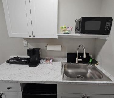 Cleveland Apartment | The Sunshine Suite