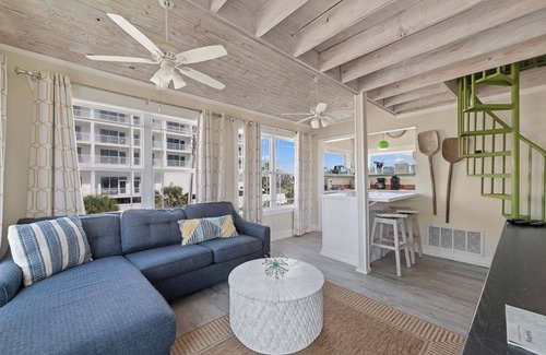 Villa Primera House | 🏖️ The Surf Shack | Gulf Views + 30 Steps to Beach | Budget + Pet-Friendly 🐾