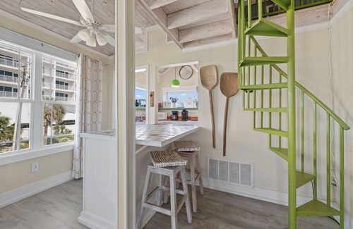 Villa Primera House | 🏖️ The Surf Shack | Gulf Views + 30 Steps to Beach | Budget + Pet-Friendly 🐾