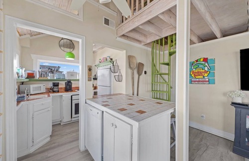Villa Primera House | 🏖️ The Surf Shack | Gulf Views + 30 Steps to Beach | Budget + Pet-Friendly 🐾