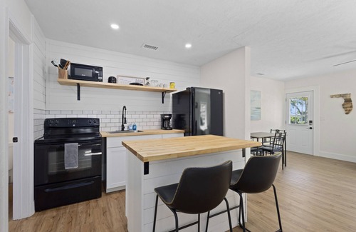 River District Apartment | The Surf Suite | Dog | Near AMI | Near IMG | Patio | TV