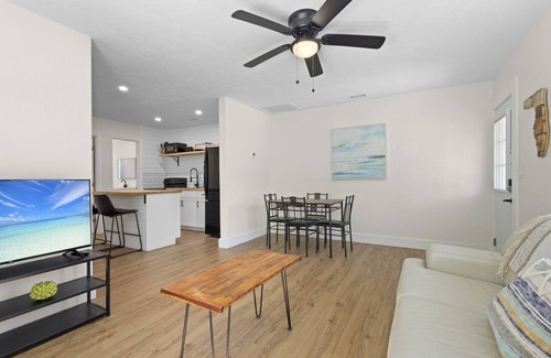 River District Apartment | The Surf Suite | Dog | Near AMI | Near IMG | Patio | TV