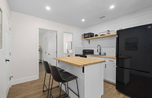 River District Apartment | The Surf Suite | Dog | Near AMI | Near IMG | Patio | TV