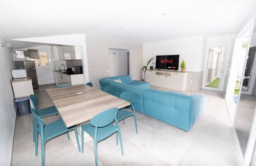 San Eugenio Villa | THE SURF VILLA 2 | Jacuzzi | Billards | Ping Pong