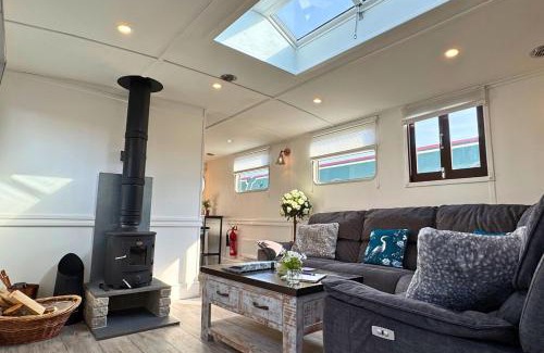 Barton under Needwood Boat Rental | The Swan Flotel - Barton Marina
