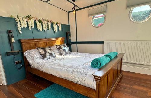 Barton under Needwood Boat Rental | The Swan Flotel - Barton Marina