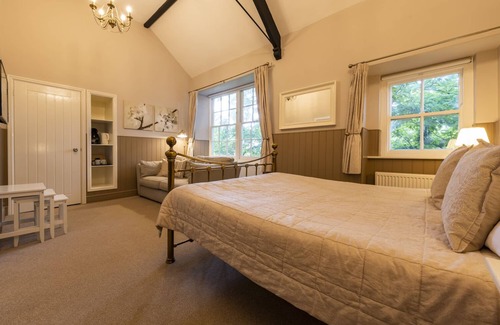 Ozleworth Hotel | The Swan Hotel