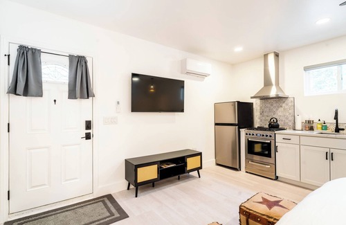 Meiners Oaks Apartment | 'The Sweet Pad' - Cozy Studio with WiFi and AC in lovely Ojai