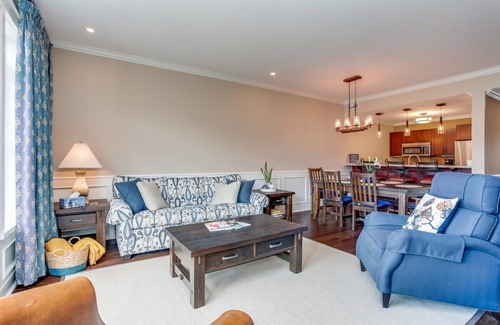 The Blue Mountains Condo | The Sweet Spot - Outdoor Pool/Walk to Blue