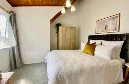 Paihia Apartment | The Swiss Chalet Apartment 9 - Seaview - Top Floor - Air Conditioning & Wi-Fi - Bay of Islands