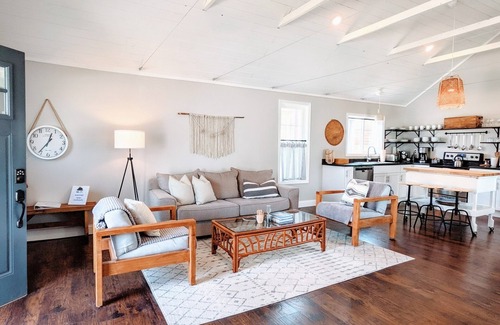 Three Oaks House | The Sycamore Cottage - 2 BR & 1.5 Bath - Hot Tub - Steps to Downtown