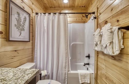 Gatlinburg - Pigeon Forge House | The Taj Ma Ya'll Splash, Indoor Pool, Theater Room, Game Room, 685 FREE tickets each paid day