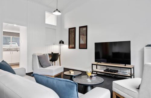 Tauranga Hotel | The Tauranga on the Waterfront