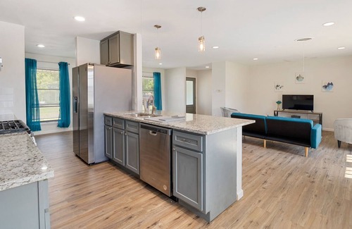 Farmers Branch House | The Teal Retreat/15 mins to downtown/Near Addison