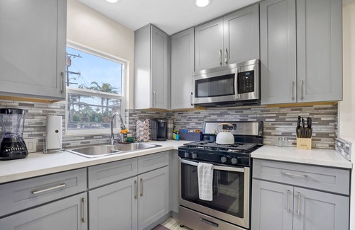 Belmont Heights Apartment | The Termino Treasure, Walk to the Beach, Parking, Tranquil Neighborhood, Kitchen