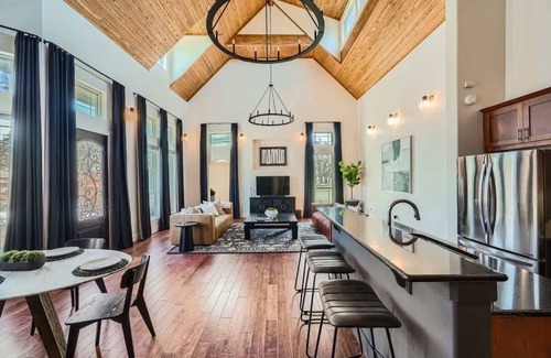 Georgetown House | The Terra Cottage-Guest house with a pool in GTX!