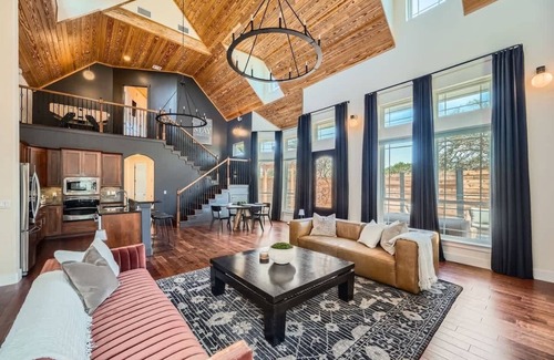Georgetown House | The Terra Cottage-Guest house with a pool in GTX!