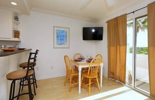 Ilexhurst Condo | The Terrace 3 2 Bedroom Townhouse by RedAwning