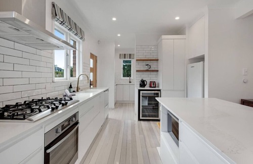 St. Heliers House | The Terrace with BBQ & Parking Minutes To Beaches