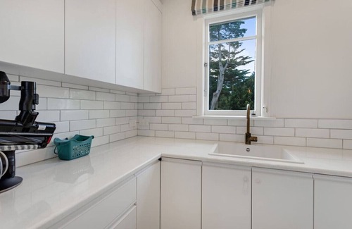 St. Heliers House | The Terrace with BBQ & Parking Minutes To Beaches