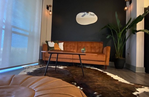 Las Colinas Apartment | The Terracotta, lakeside view & mins from airports