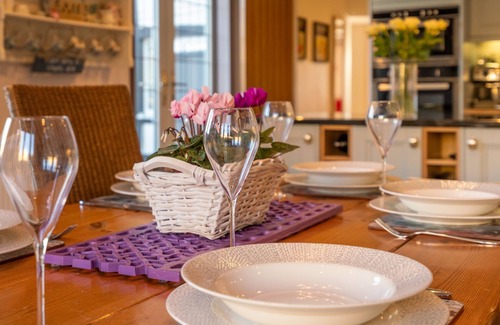 Gotherington Cottage | The Thatch House - sleeps 8 guests in 4 bedrooms