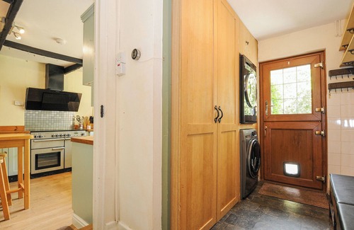 Crediton Cottage | THE THATCHED COTTAGE, pet friendly, with hot tub in Crediton