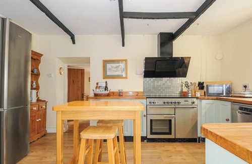 Crediton Cottage | THE THATCHED COTTAGE, pet friendly, with hot tub in Crediton