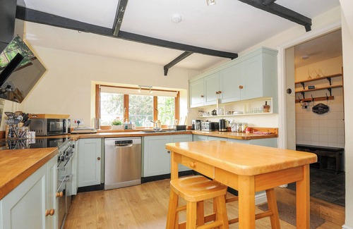 Crediton Cottage | THE THATCHED COTTAGE, pet friendly, with hot tub in Crediton
