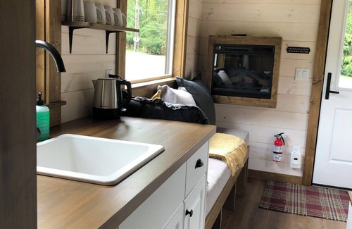 Courtenay Cabin | The Thistle - On Quiet Country Acreage - with A/C