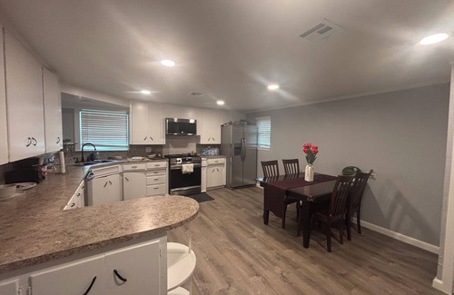 Taylor House | The Thorndale Cottage - nModern 3BR Retreat on ¾ Acre <10 Min to Samsung. WIFI