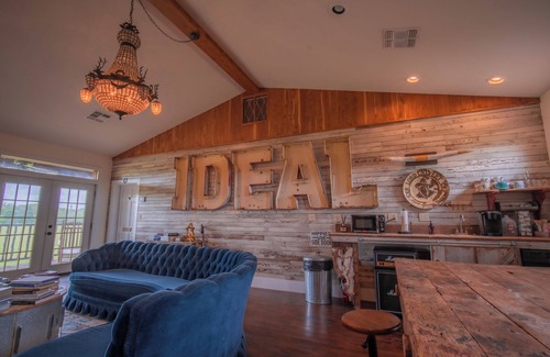 Round Top Bed & Breakfast | The Thunderbird Room - Wander Inn