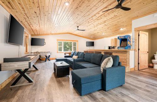 Interlochen House | The Timber Shore @ Interlochen Private Lakefront Hot Tub Game Room 12 Forested Acres