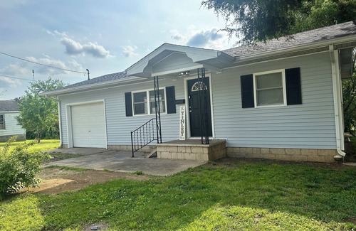 Harrisburg House | The Tinley House. Close to hiking, hunting. Bike trail and hospital, shopping