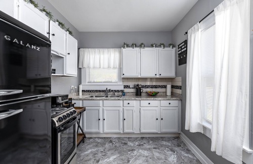 Near East Side Cottage | The Tiny-Alamo, 1937-built Cottage near Alamodome