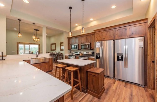 Waterfront Greens House | The Tippy Canoe - Luxurious 8BR - Indoor Pool & Hot Tub - Deep Creek Lake -
