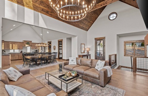 Elk Park Cabin | The Tipsy Bear at Eagles Nest - Views, Vineyard, hot tub