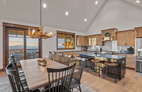 Elk Park Cabin | The Tipsy Bear at Eagles Nest - Views, Vineyard, hot tub