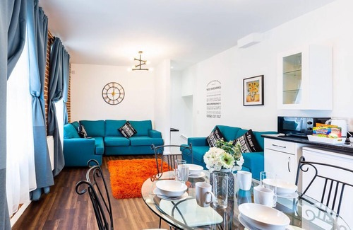 Newcastle-upon-Tyne Apartment | The Toon Saloon at Honeypot House