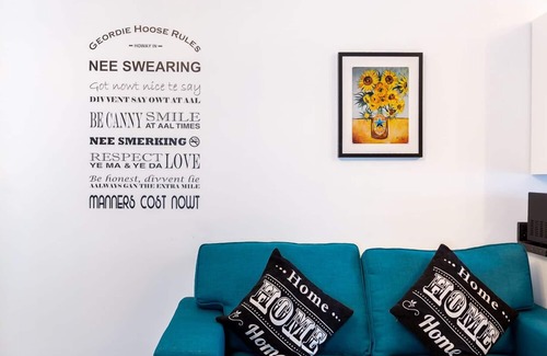 Newcastle-upon-Tyne Apartment | The Toon Saloon at Honeypot House