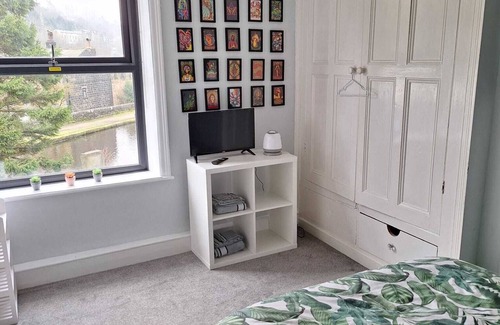 Walsden Bed & Breakfast | The Toothless Mog