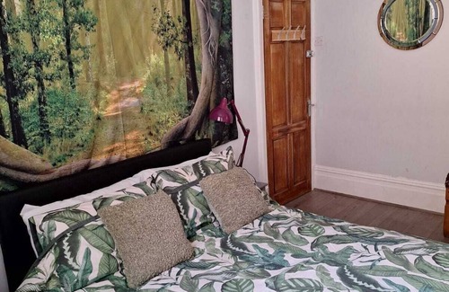 Walsden Bed & Breakfast | The Toothless Mog