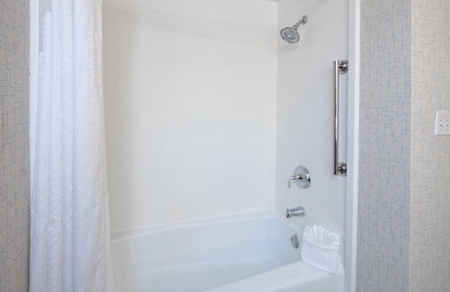 Oakland House | The top-notch amenities at our room in Oakland